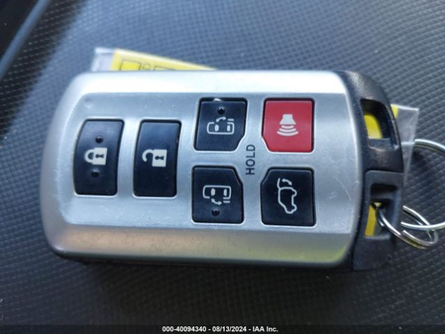 5TDYZ3DC4HS807211 Toyota Sienna Xle 8 Passenger