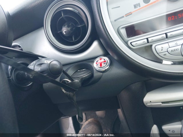 2010 MINI COOPER WMWMF3C53ATZ27595 Photo 10