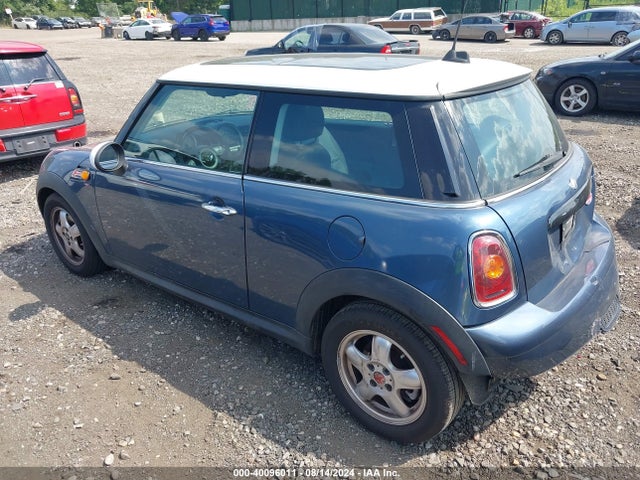 2010 MINI COOPER WMWMF3C53ATZ27595 Photo 2