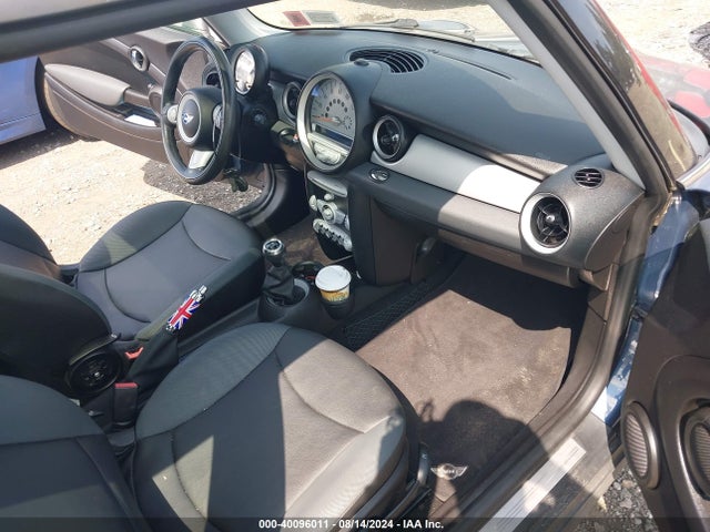 2010 MINI COOPER WMWMF3C53ATZ27595 Photo 4