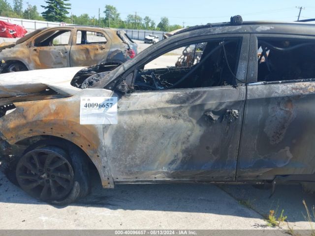 KM8J3CA49HU438479 Hyundai TUCSON SE