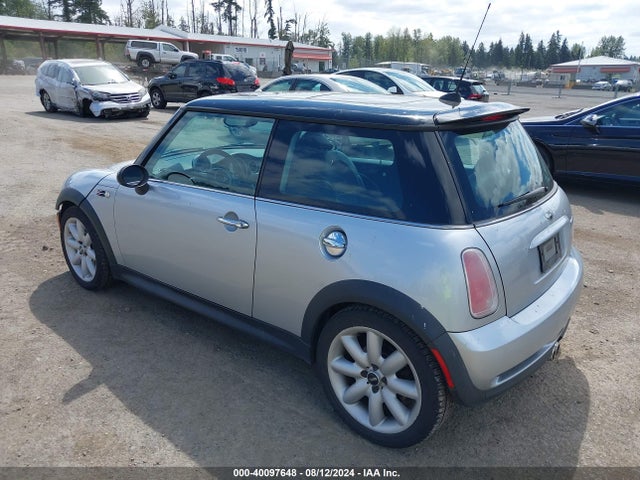 2005 MINI COOPER S WMWRE33415TD91335 Photo 2