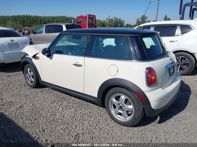 2007 MINI COOPER WMWMF33537TT51063 Photo 2