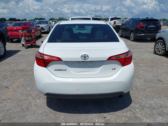 Toyota COROLLA LE 2018 5YFBURHE3JP850682 Image 16