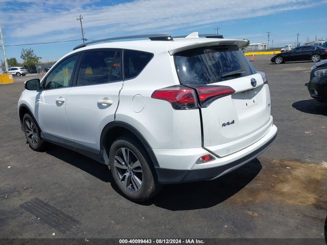 Toyota Rav4 Xle 2018 JTMWFREV8JJ206115 Image 3