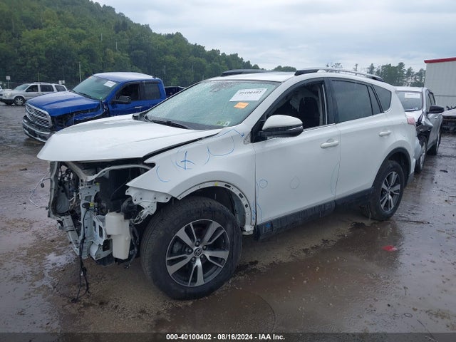 Toyota Rav4 Xle 2018 JTMRFREV9JD222027 Image 2