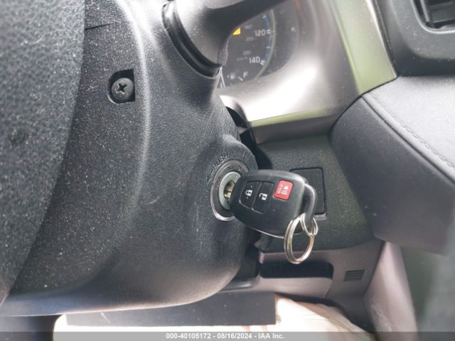 JTMBFREV9JJ205585 Toyota RAV4 LE