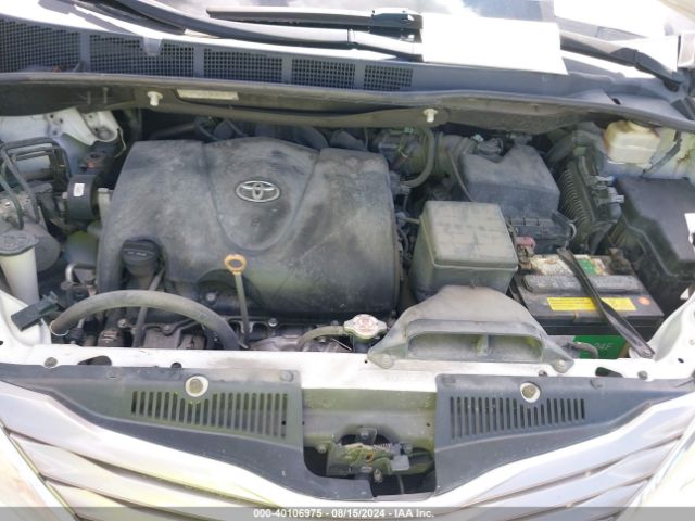 5TDYZ3DC6HS863411 Toyota Sienna Xle 8 Passenger