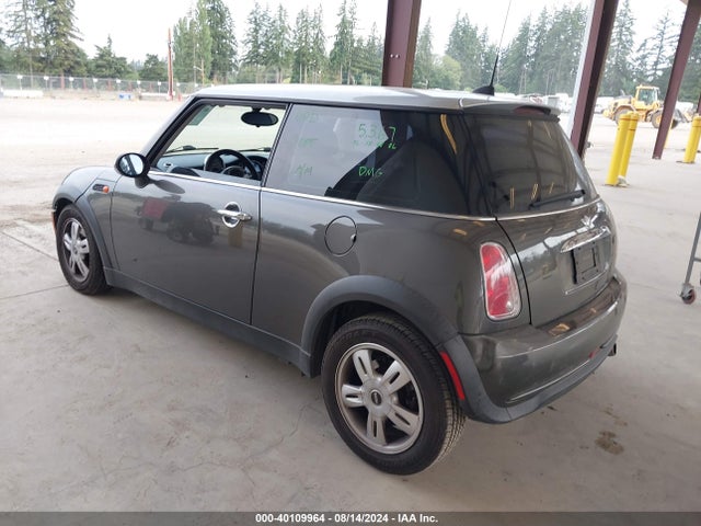 2006 MINI COOPER WMWRC33576TJ77382 Photo 2