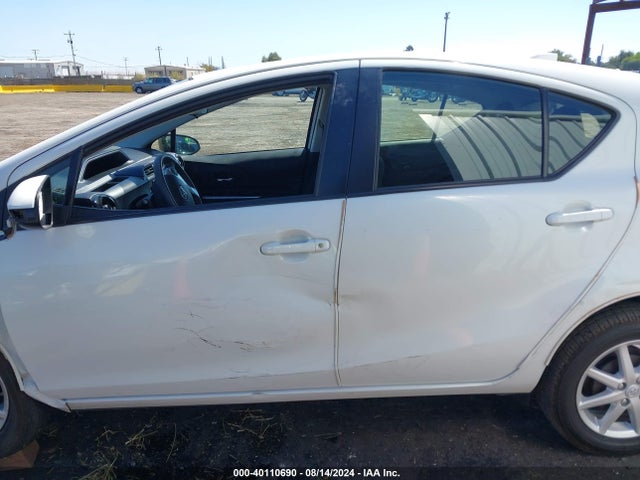 Toyota Prius C Three 2016 JTDKDTB37G1129153 Image 15