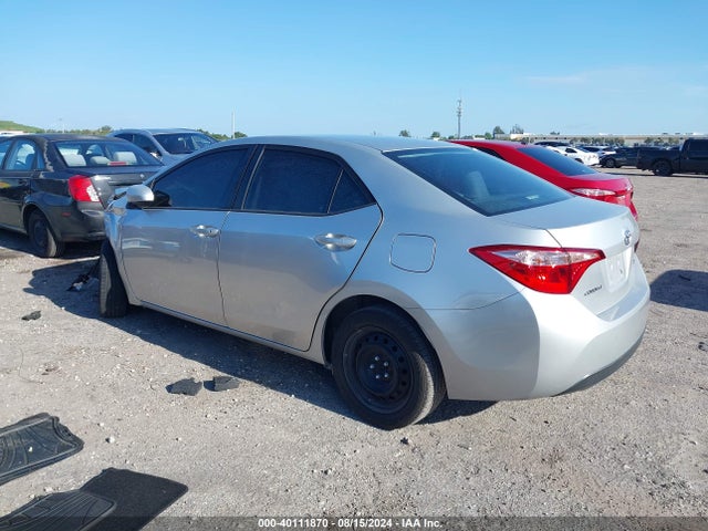 Toyota COROLLA LE 2018 5YFBURHE7JP803428 Image 3