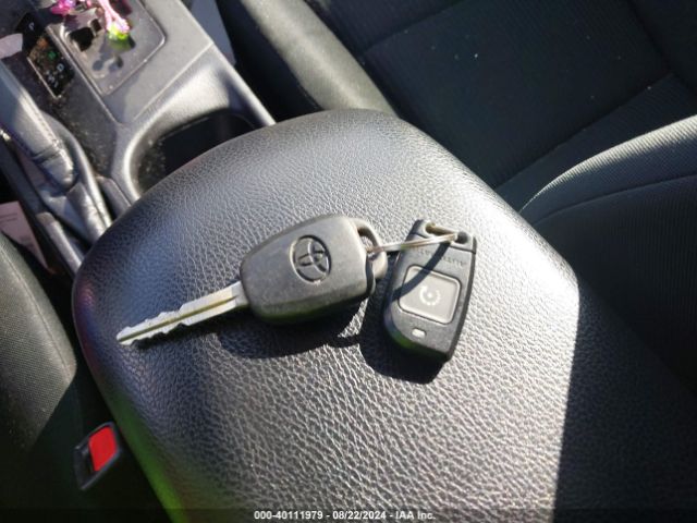 2T3BFREV8JW836961 Toyota RAV4 LE