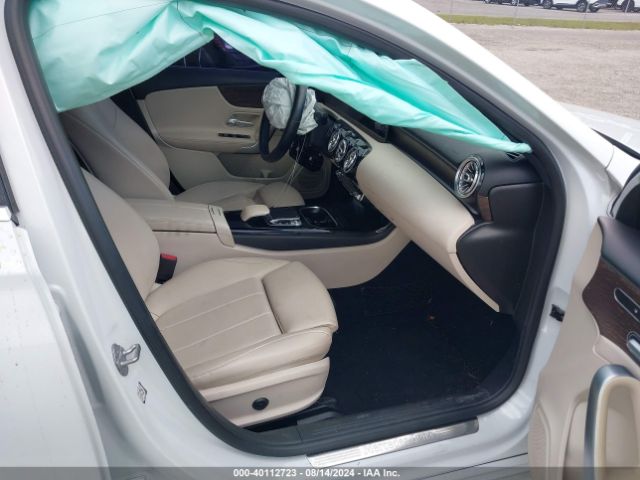 WDD3G4EB3KW019142 Mercedes-Benz A 220