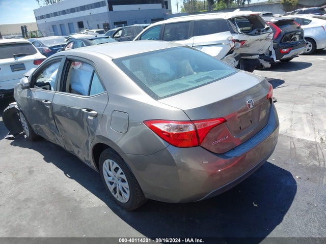 Toyota COROLLA LE 2018 5YFBURHE4JP815066 Image 3