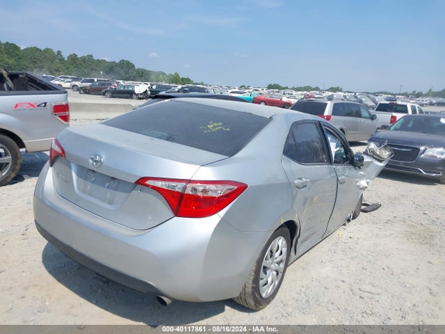 Toyota COROLLA LE 2018 5YFBURHE1JP767817 Image 4