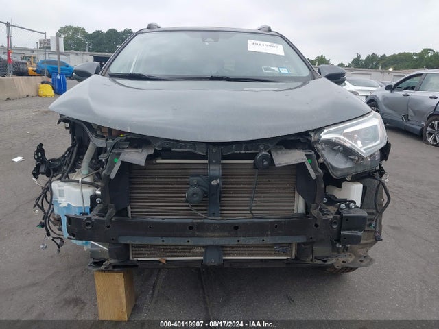 Toyota Rav4 Limited 2018 JTMDFREV6JD236610 Image 13