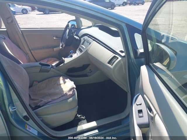 JTDKN3DU8F1987569 Toyota Prius Three