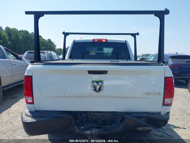 1C6RR7FTXJS330099 RAM 1500 Tradesman Quad Cab 4x4 6'4 Box