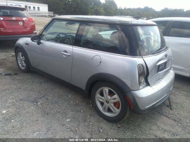 2006 MINI COOPER WMWRC33596TK66743 Photo 2