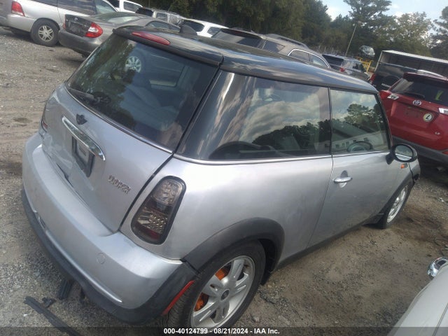 2006 MINI COOPER WMWRC33596TK66743 Photo 3