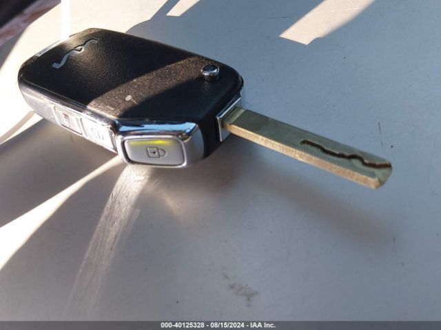KNDCP3LE4R5146581 KIA NIRO LX