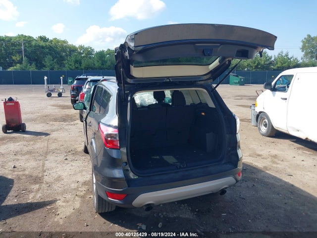 1FMCU0GD6JUB40411 Ford ESCAPE SE