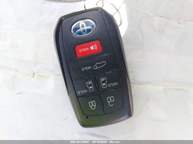 Toyota SIENNA XLE 2022 5TDJRKEC4NS092288 Image 11