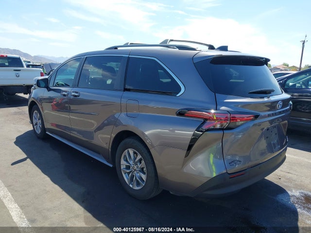 Toyota SIENNA XLE 2022 5TDJRKEC4NS092288 Image 3
