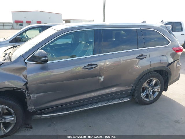 Toyota Highlander Limited Platinum 2018 5TDYZRFH9JS265394 Image 17