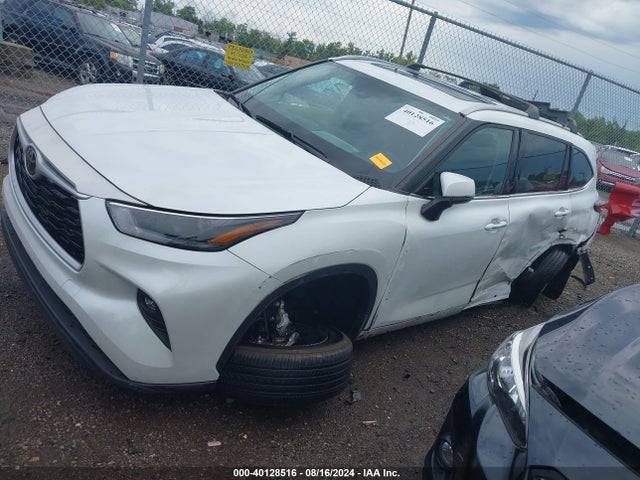 Toyota Highlander Xle 2022 5TDGZRBH0NS576476 Image 2