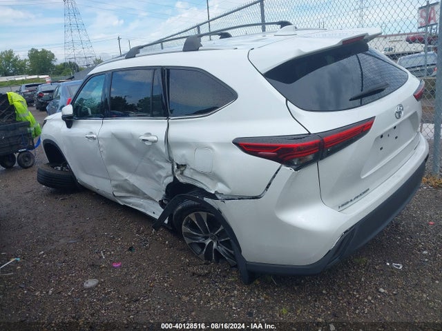 Toyota Highlander Xle 2022 5TDGZRBH0NS576476 Image 3