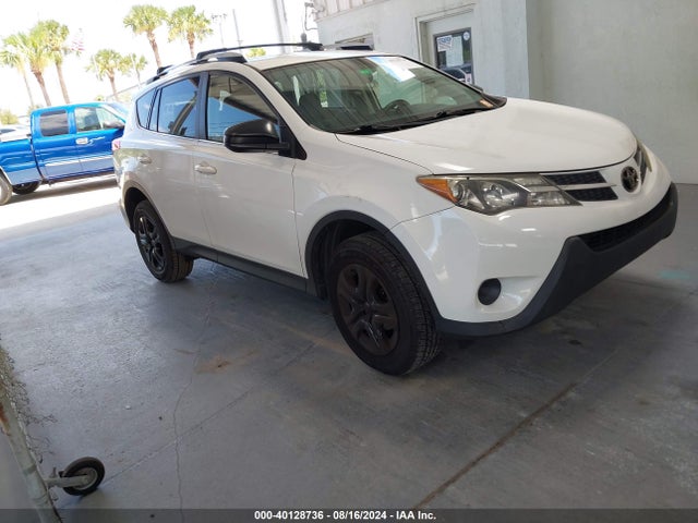 Toyota RAV4 LE 2015 JTMZFREV8FD075903 головне зображення