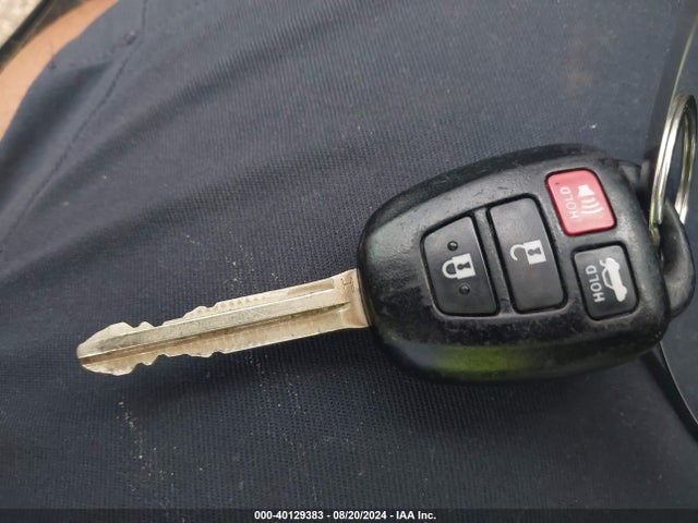 Toyota COROLLA LE 2018 5YFBURHE3JP758763 Image 11