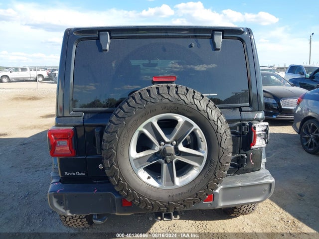 1C4HJXEN8JW221681 Jeep Wrangler Unlimited Sahara 4x4