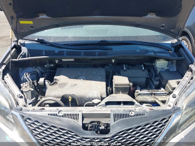 5TDXK3DCXFS598800 Toyota Sienna Se Premium 8 Passenger