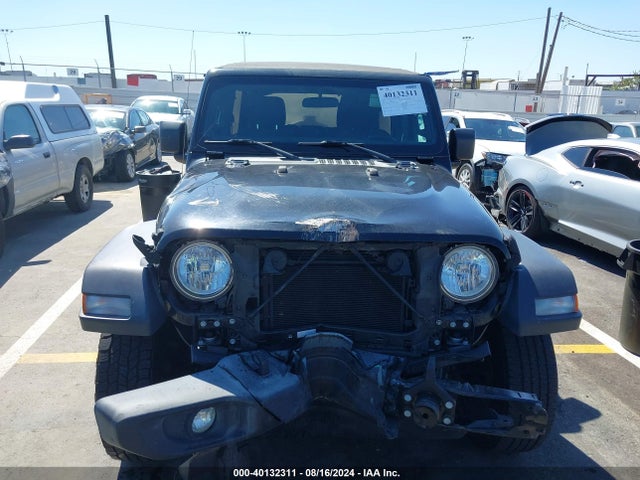 1C4HJXDG5JW165461 Jeep Wrangler Unlimited Sport S 4x4
