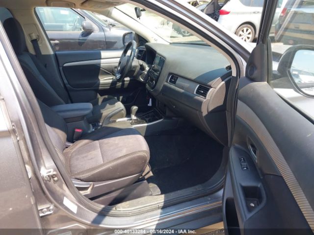 JA4AD3A33JJ003113 Mitsubishi Outlander Se