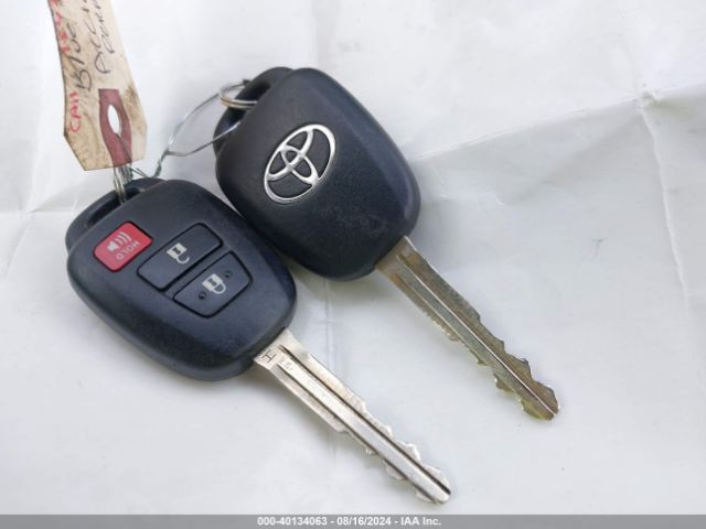 JTMRFREV6HJ105825 Toyota Rav4 Xle