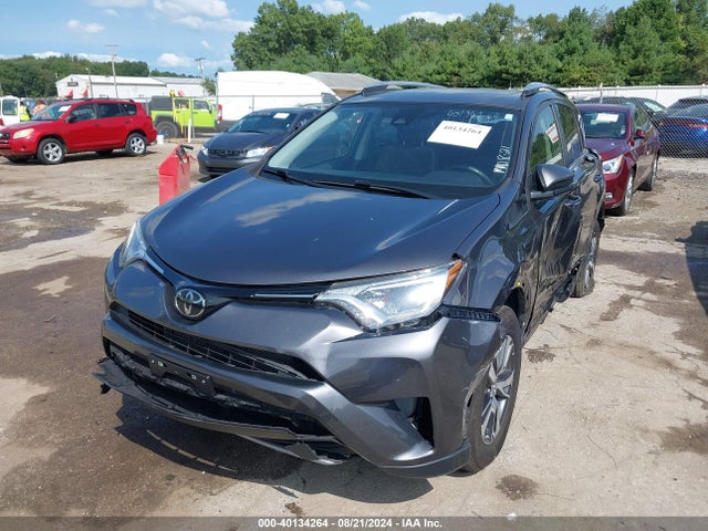 Toyota Rav4 Xle 2018 JTMWFREV8JJ188408 Image 2