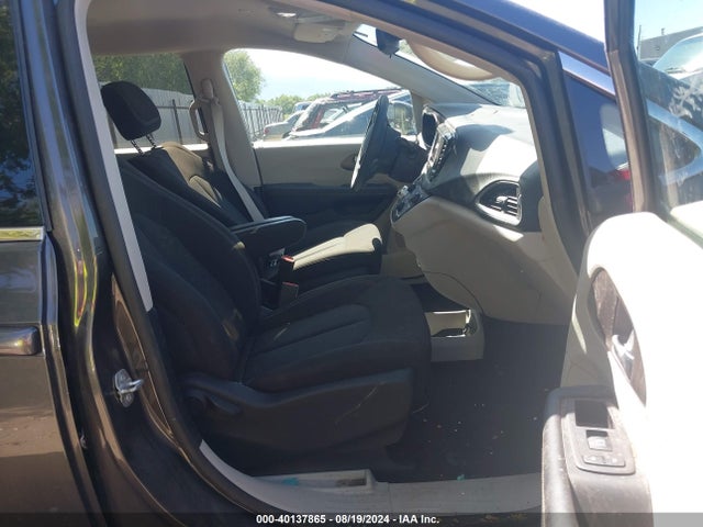2C4RC1CG1PR549770 Chrysler Voyager Lx