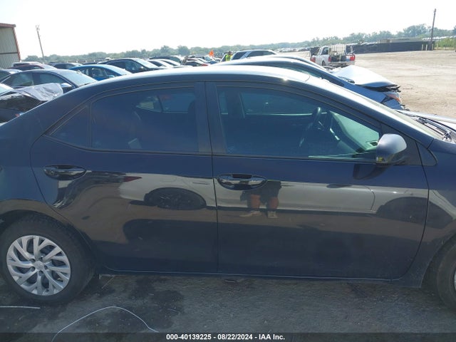 Toyota COROLLA LE 2018 5YFBURHE5JP847184 Image 13