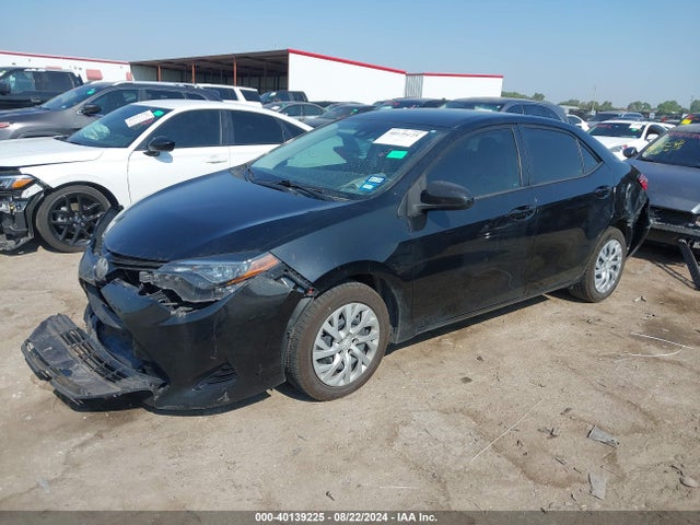 Toyota COROLLA LE 2018 5YFBURHE5JP847184 Image 2