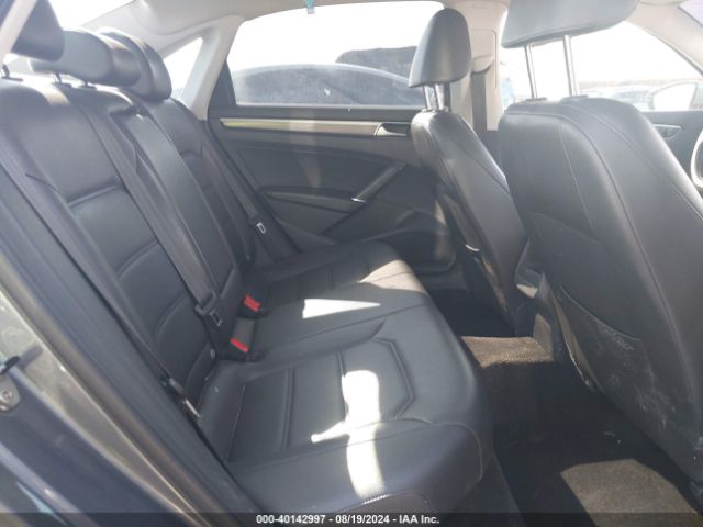 1VWDT7A3XHC070378 Volkswagen Passat 1.8t R-line