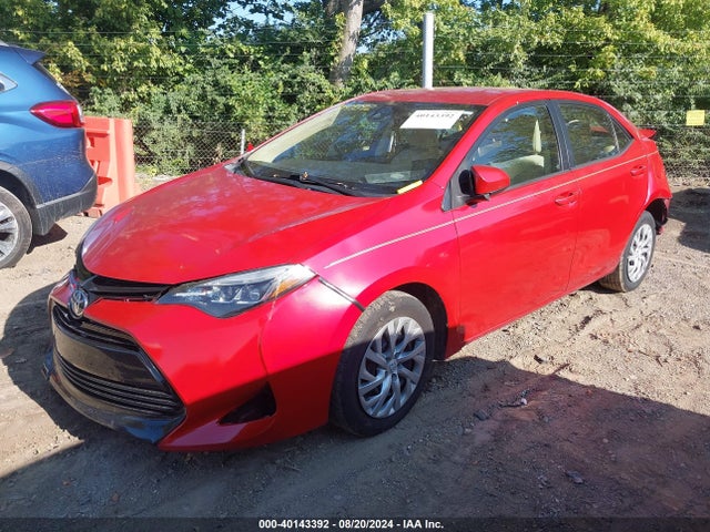Toyota COROLLA LE 2018 5YFBURHE2JP742425 Image 2