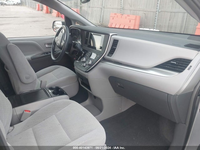 Toyota Sienna Le 8 Passenger 2017 5TDKZ3DC3HS877904 Image 5