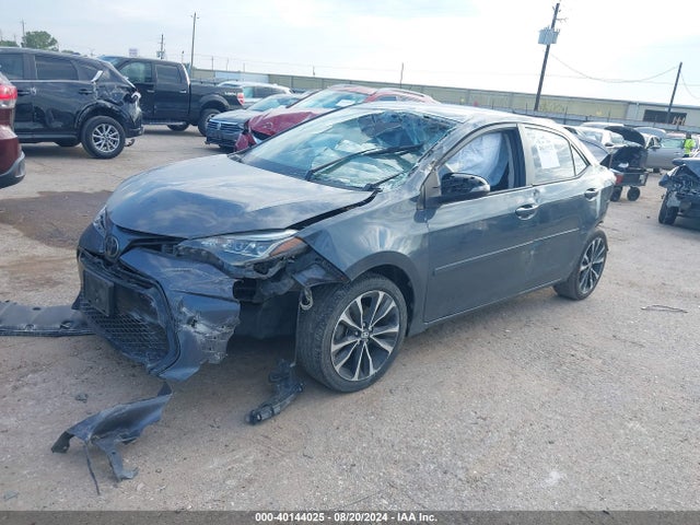 Toyota COROLLA SE 2018 5YFBURHE3JP761047 Image 2