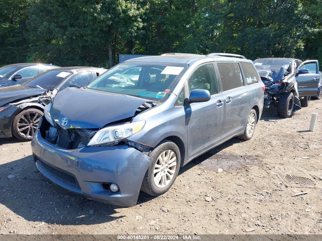 Toyota Sienna Xle 8 Passenger 2017 5TDYZ3DC9HS797209 Image 2