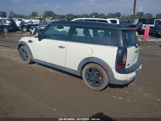 2011 MINI COOPER CLUBMAN WMWZF3C57BT187721 Photo 2