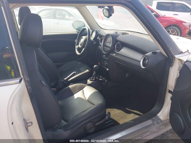 2011 MINI COOPER CLUBMAN WMWZF3C57BT187721 Photo 4