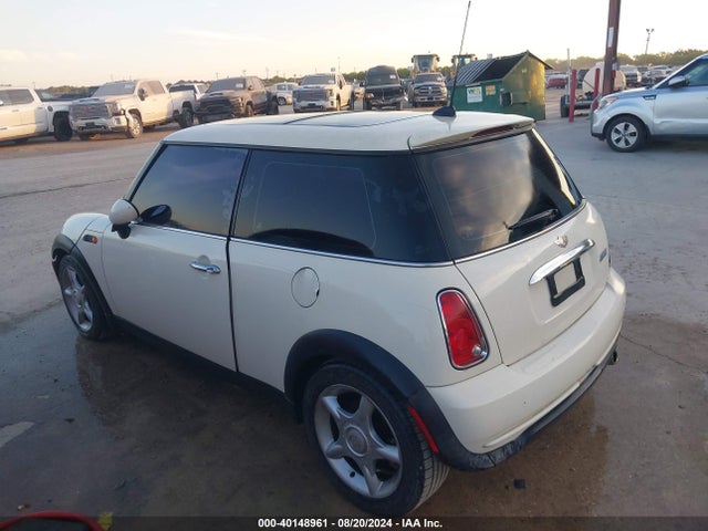 2005 MINI COOPER WMWRC33585TJ71282 Photo 2
